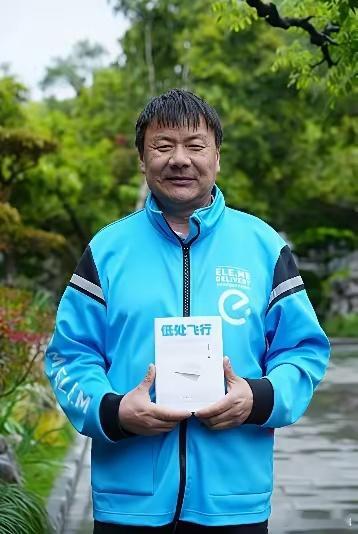 突然感觉这个世界正常了，贾浅浅这类的“屎尿屁”文学二代被取消硕士学位，而外卖小哥