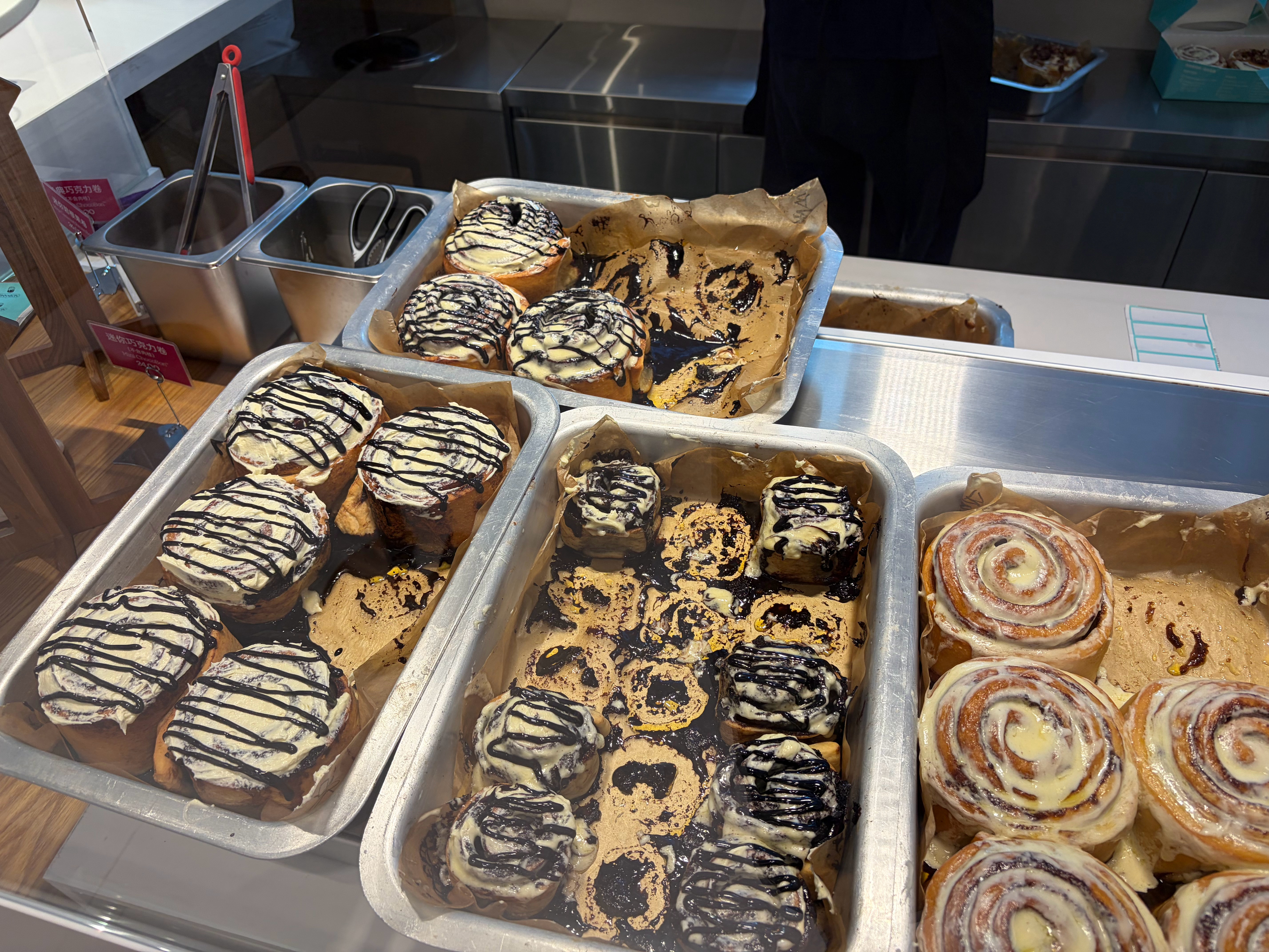 来上海特意去吃了一回 cinnabon，打卡了风骚律师里的同款肉桂卷，感觉和北方