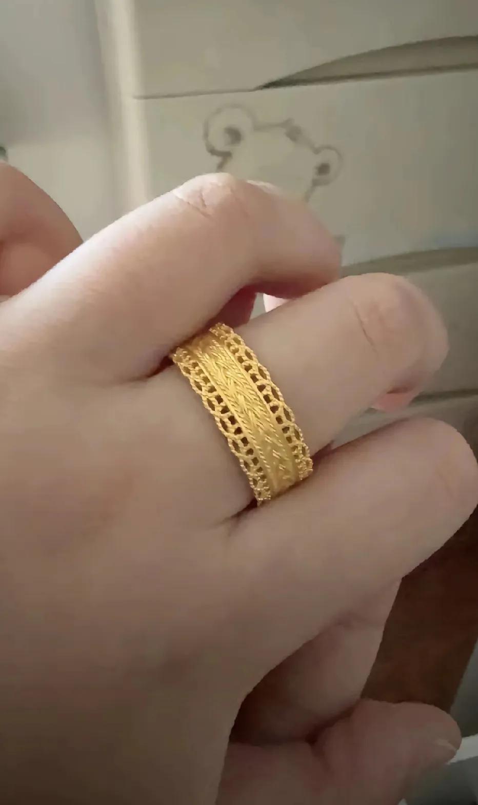 一晚上睡不着，周一高位买的戒指，都说了过些天再看看，长辈不听，说最近一直涨起来，