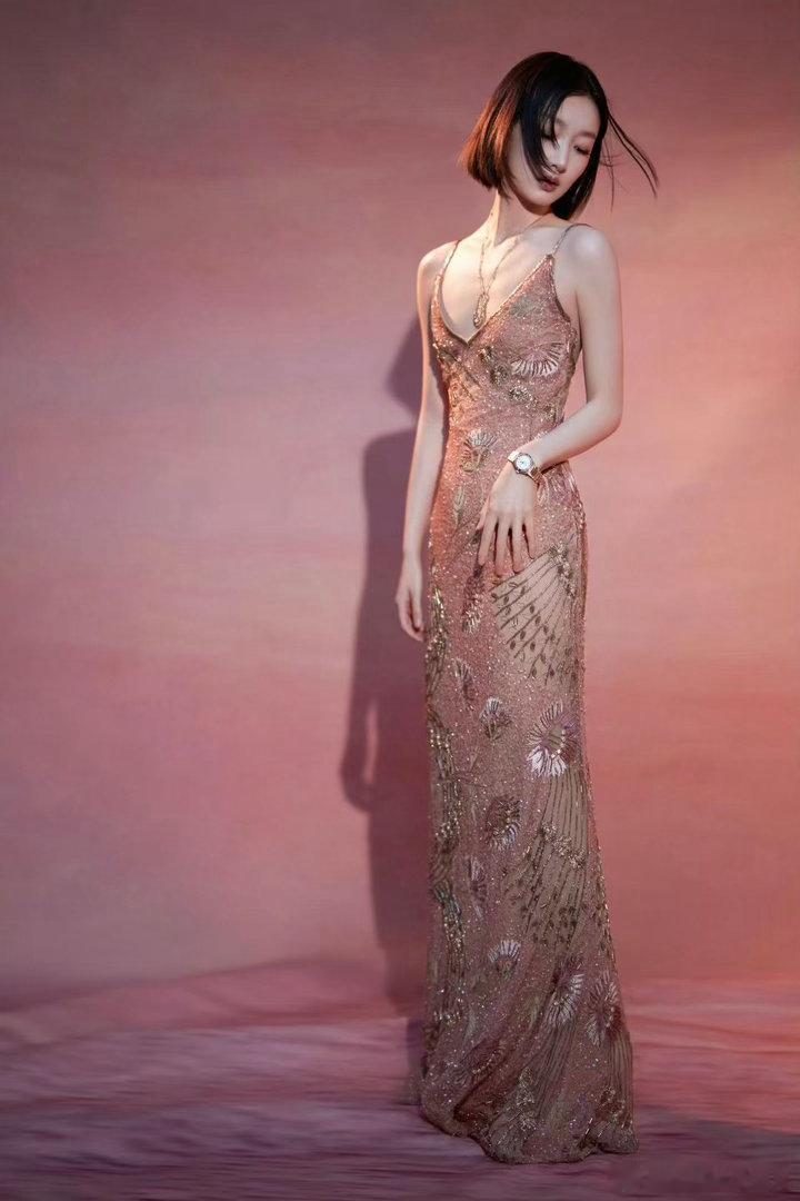 周冬雨短发好萌 她站在红毯上的时候，风吹过来短发轻轻飘起来，那个画面挺好看的。不