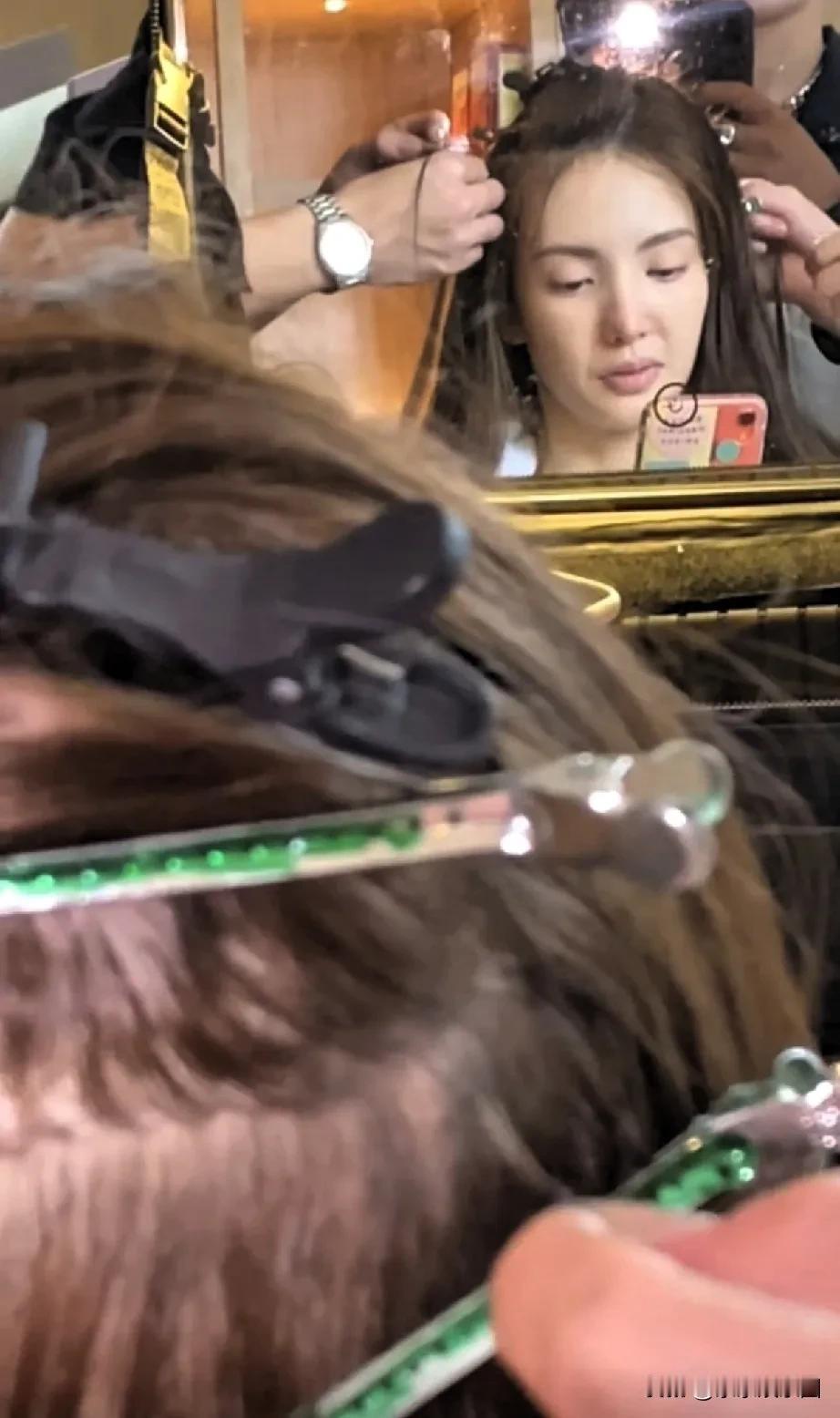 金晨为啥嘴总是歪的，像个家庭主妇在看手机的表情，配上这个嘴真的像！没化妆时表情不