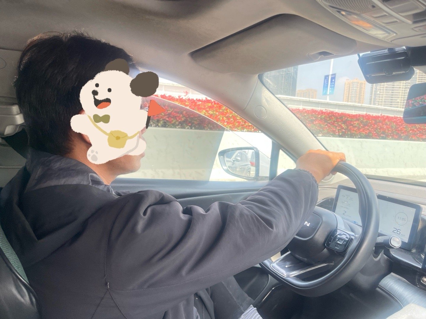 当你打个车，遇到一个40多岁的司机师傅不好好开车，和20多岁的小姑娘小三撩骚。说