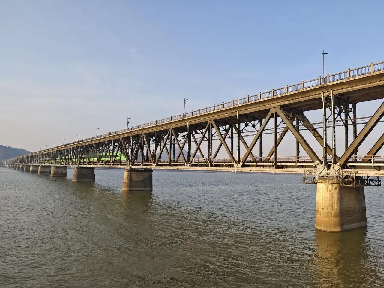 杭州是个美丽的城市，不仅风景优美，人文景观也很多。无论是西湖、雷峰塔、断桥还是灵