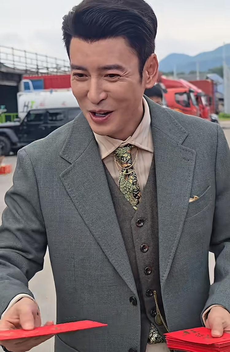 影视寒冬，很多演员基因都无戏可拍。就像韩栋前一阵子好像看到他在直播带货卖不粘锅。