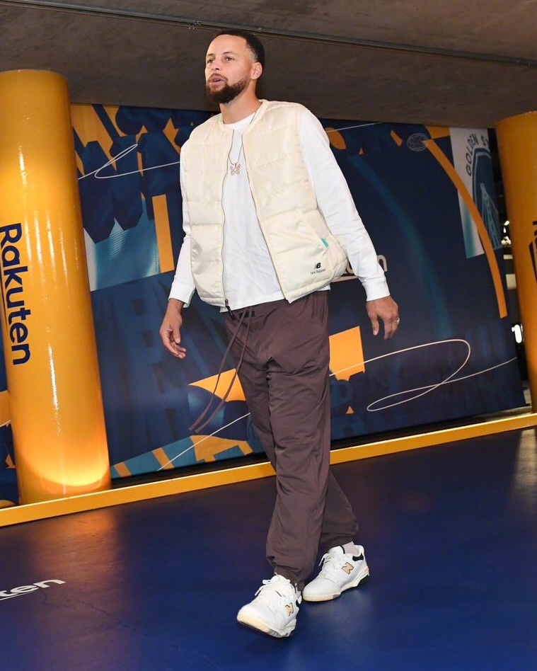 库里今天入场穿的是Aime Leon Dore x New Balance 55