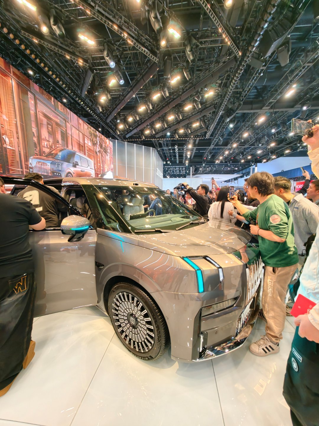 腿快走断了，来极氪展台回回血，结果偶遇另一个超强的mpv产品经理来访！认出来是谁