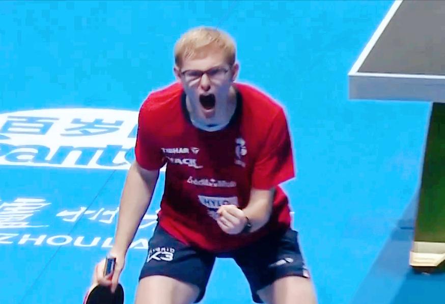 侯英超气坏了：王楚钦，你不能摆短了，人家都趴台子上了。
第一局
王楚钦11:13