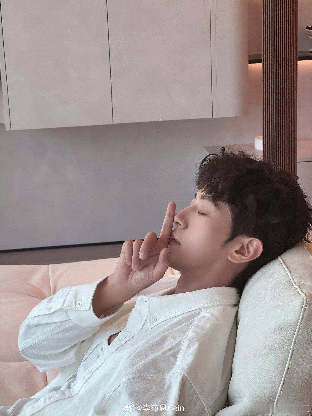 李沛恩的小癖好是随地大小睡李沛恩随地大小睡这一块李沛恩随地大小睡这一块太可爱了！