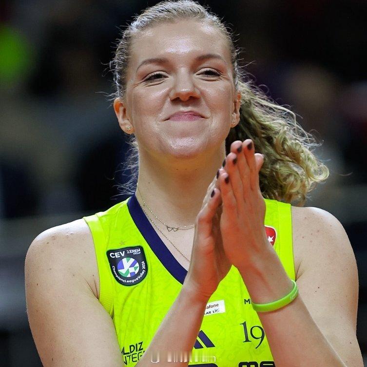 女排 ⚡ 阿格涅什卡·科尔内卢克因🎉美好的家庭原因（网传怀孕待证实🤰），将暂