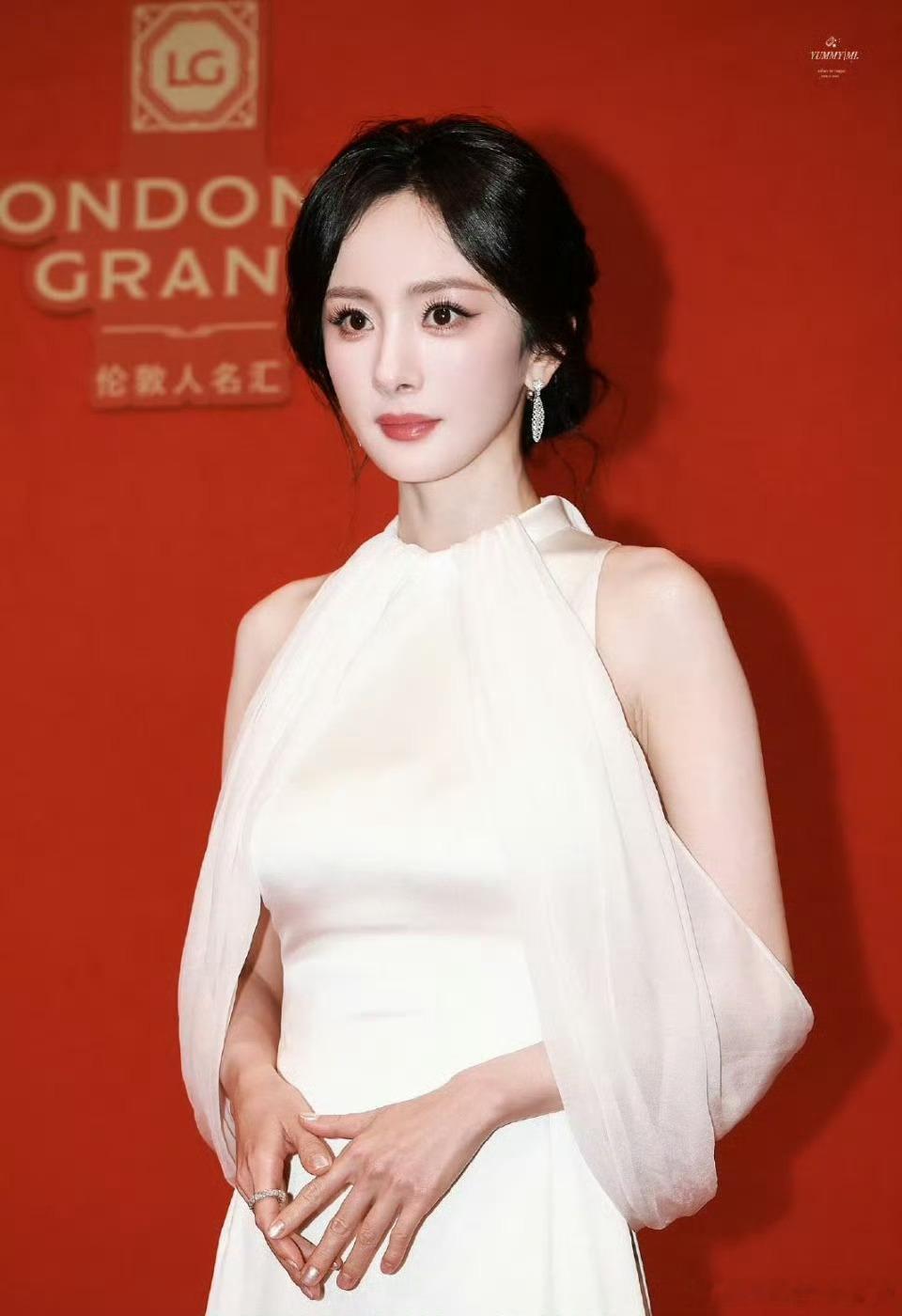 杨幂[超话] 杨幂这状态也太好了，精气神十足，给人一种还能再红80年的感觉[允悲