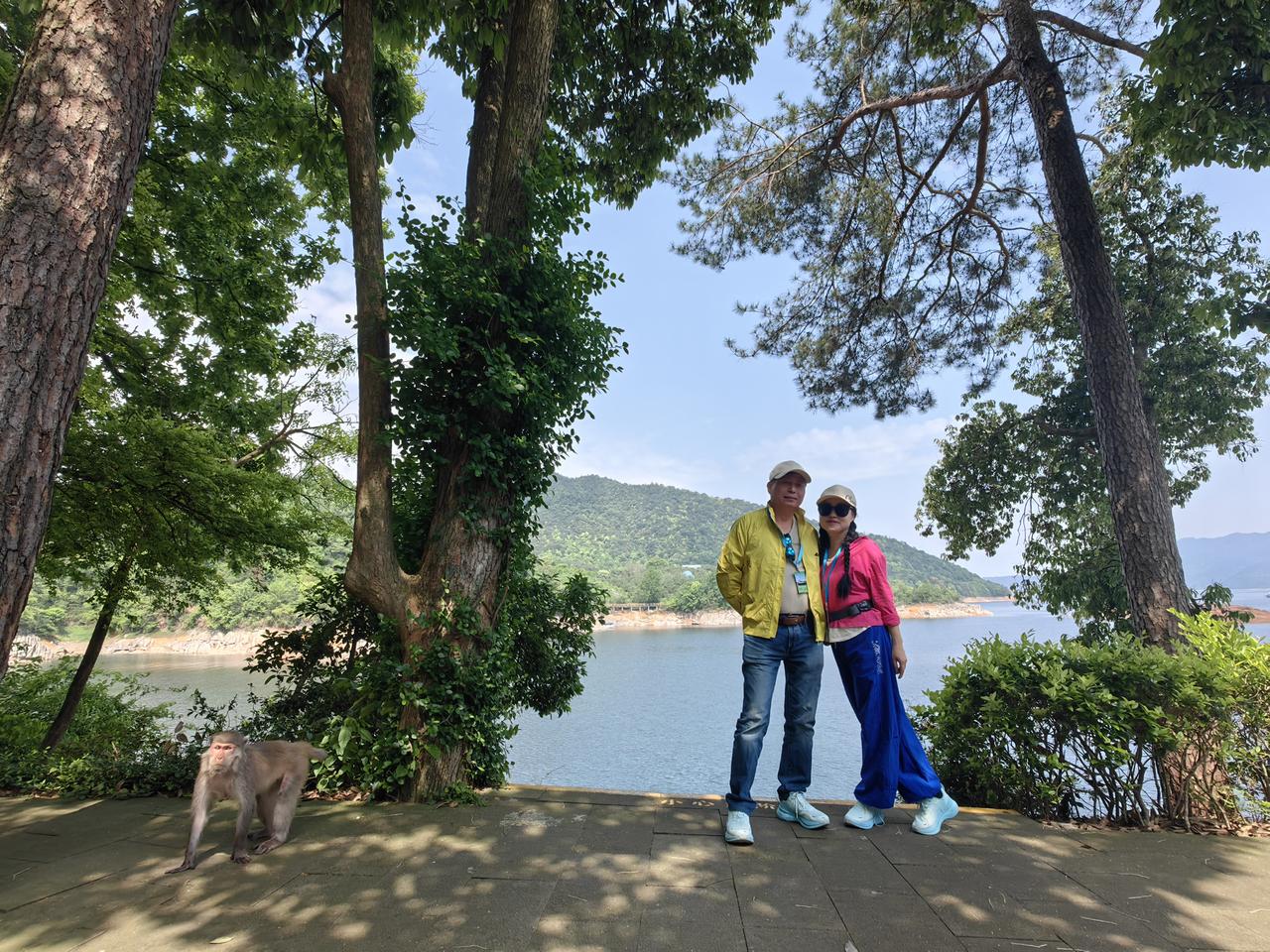 人该在乎别人背后的闲言闲语吗我从来不在乎别人怎么说，我喜欢跟着自己的心走，比如我