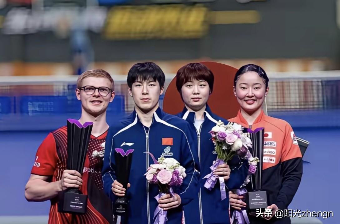 这张冠亚军的合照看着很有意思。

亚军站中间，两边站着重庆冠军赛的男女单打冠军，