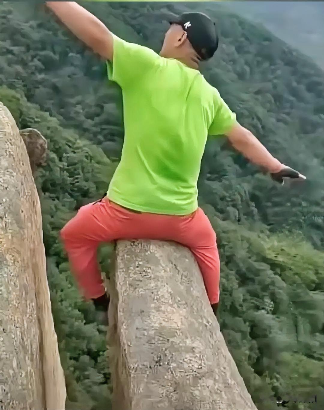 为了拍一张照片，男子就不顾生命危险爬到临崖的石头上，摆出各种造型，殊不知他的行为