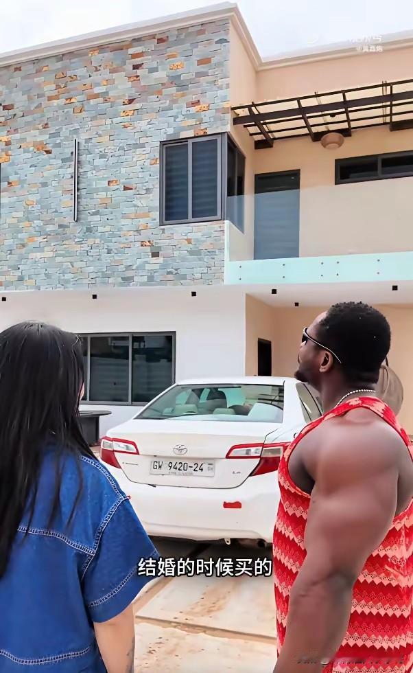 很多女孩子基本上都是在读大学的时候被黑人追走的，因为读大学的时候的女生在初高中的