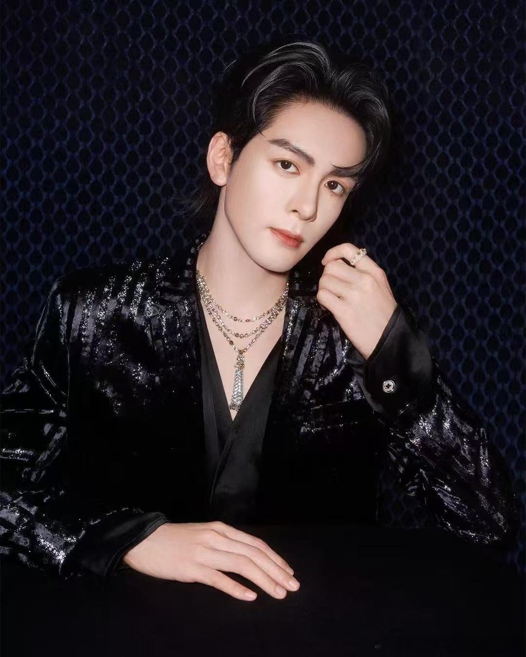 曾舜晞唯一亚洲面孔的含金量 谁被巴黎的曾舜晞迷晕！唯一亚洲面孔撑足排面，西装珠宝