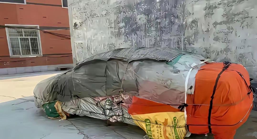 真搞不懂！新车开一个月就扔院子吃灰
 
我们院子三楼邻居家的车，实在让人看不懂。