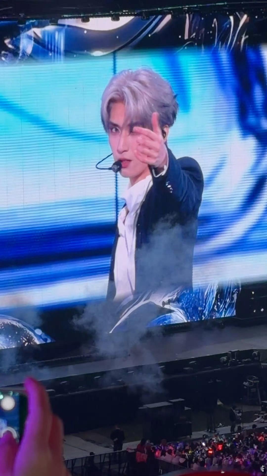 我的妈耶！！严浩翔这个渐变色的发型帅呆了要