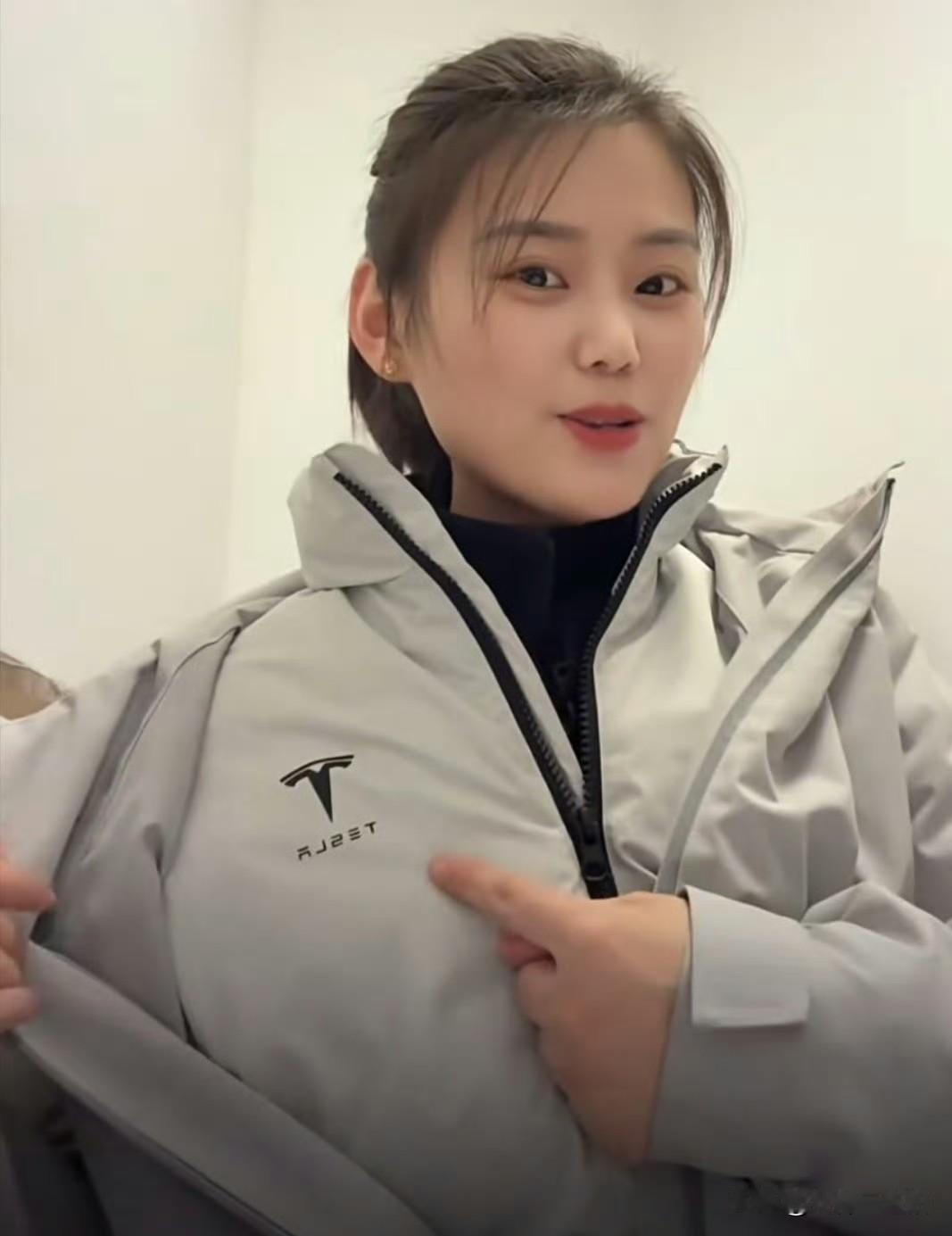 这位小姐姐穿着一件灰色外套。