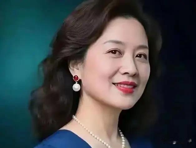 承认力不从心，是种成熟。

年轻时总以为无所不能，凡事都想扛在肩上，生怕被人看轻