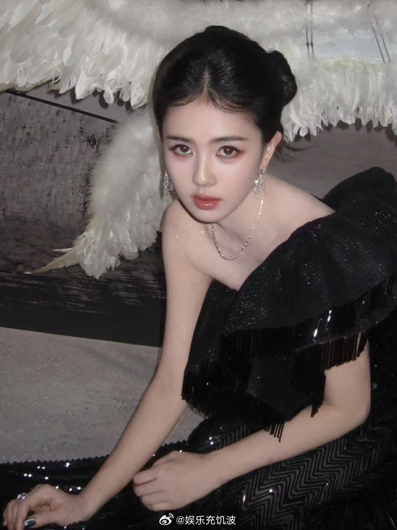 杨单给白鹿化的黑天鹅妆杨单给白鹿化的黑天鹅妆好美！白鹿黑天鹅妆 ​​​