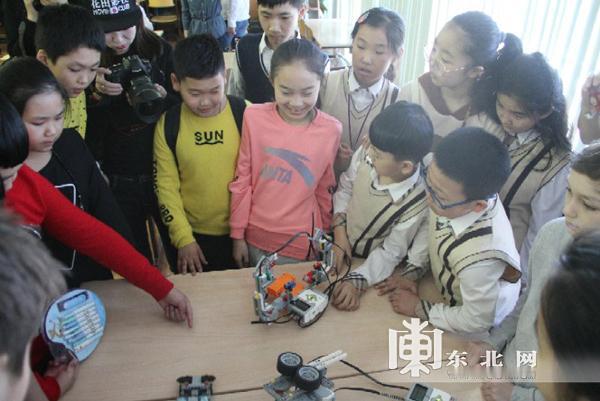 所谓的“机器人学校”，本质上是近年来在国内多地兴起的具身智能机器人训练场。这些地