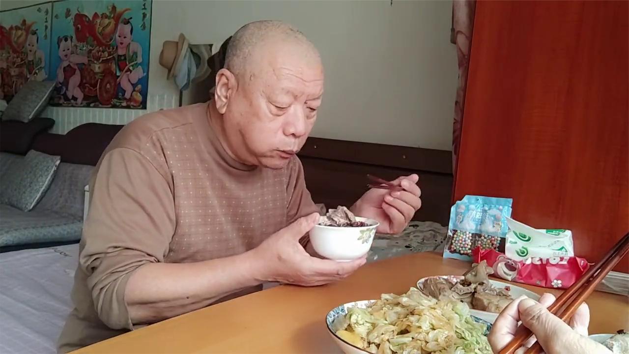 老两口清炖排骨，白菜炒大饹馇，杂粮米饭，好吃的停不下来了。