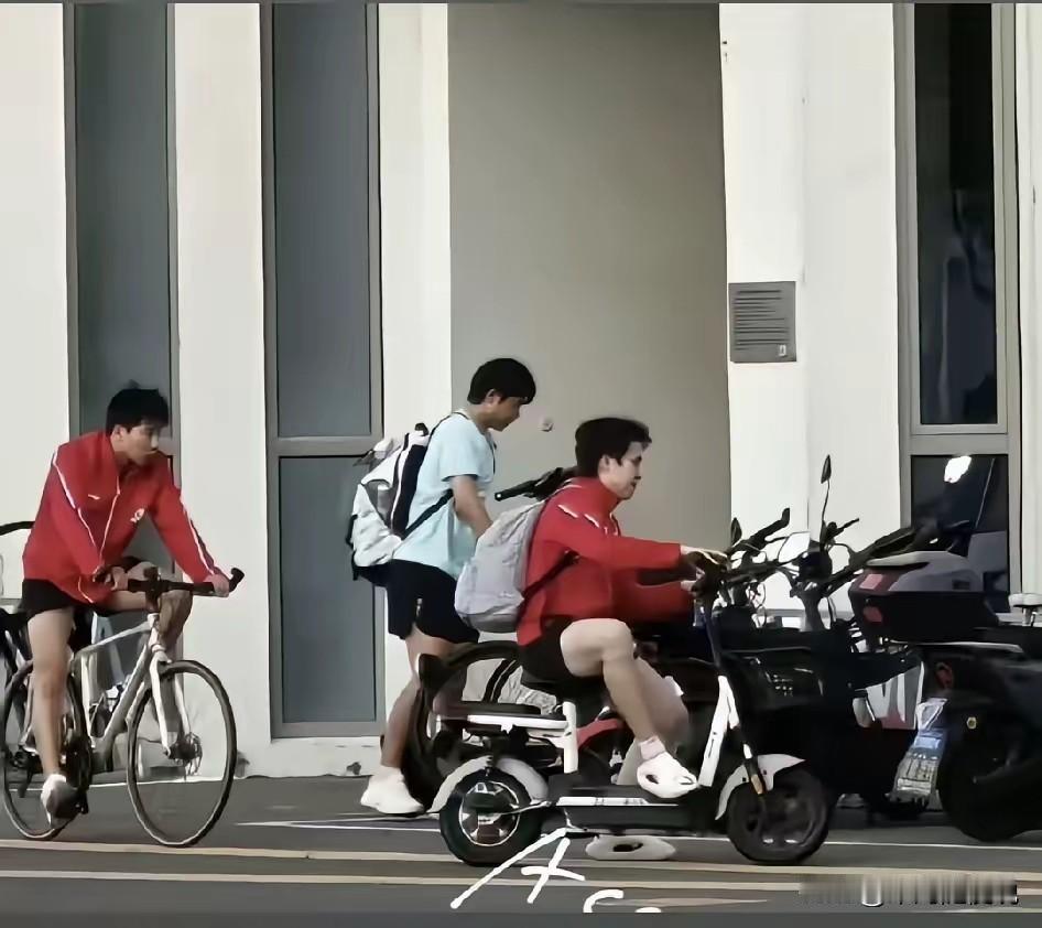 哈哈……王楚钦骑的这辆电动车跟我家侄女的好像是同款的，这无法安放的大长腿啊。
