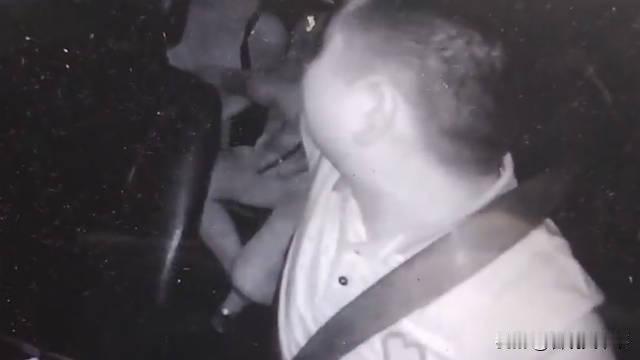 重庆，一出租车司机和同行炫耀，称自己刚刚拉了两名妹子，车费没收，但摸了她们的胸，