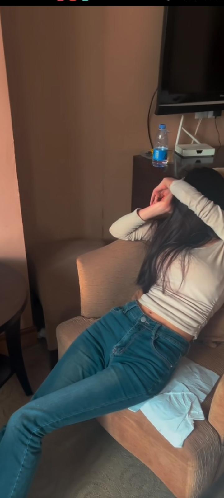 晚色侵楼灯影轻，
指尖翻旧语，忆曾经。
当时笑语似风铃，
一声软，乱了少年心。