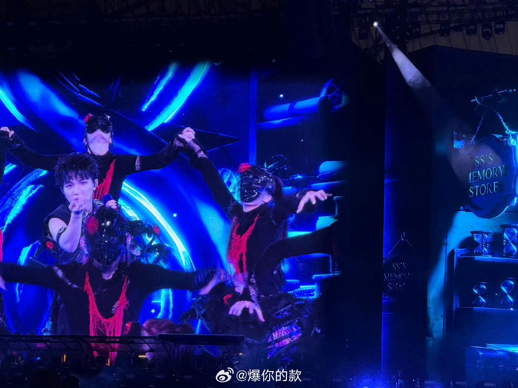 周深因为老铁才得到拯救周深空灵仙嗓混搭东北改词周深沈阳演唱会 《若梦》万人大合唱