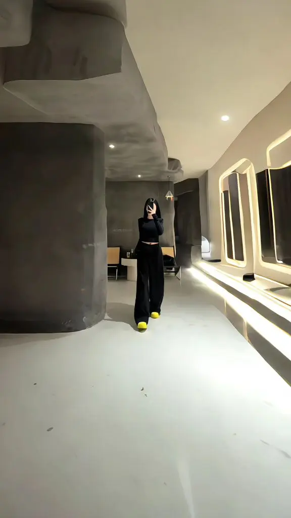 早秋中性风穿搭 孙千予琥珀系港味儿穿搭 跟着穿搭博主学穿搭真的有用 夏...