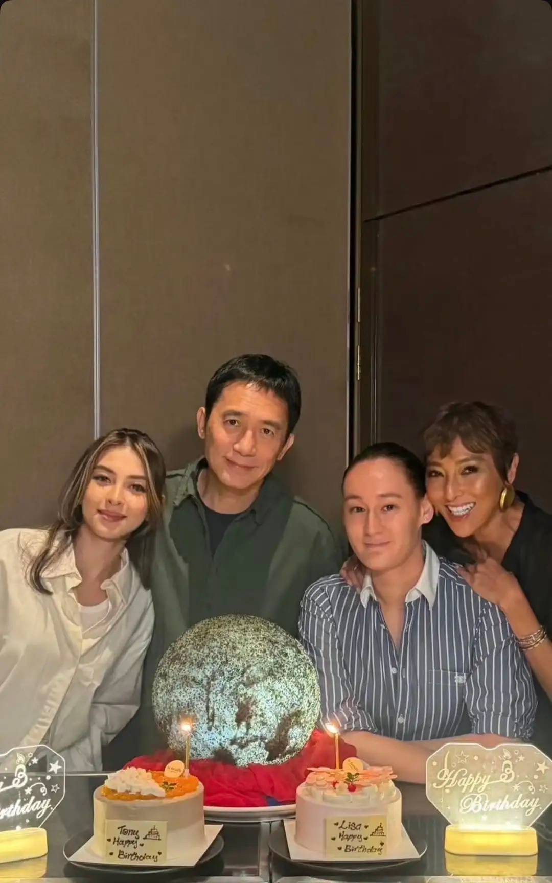 梁朝伟素颜过64岁生日，刘嘉玲晒夫妻合照，结婚18年没孩子仍恩爱 ！ 