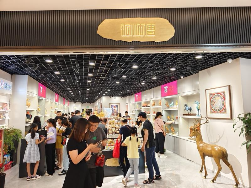 铜师傅上市首日就破发，股价直接跌近50%，这可太让人意外了。要知道，上市本是很多