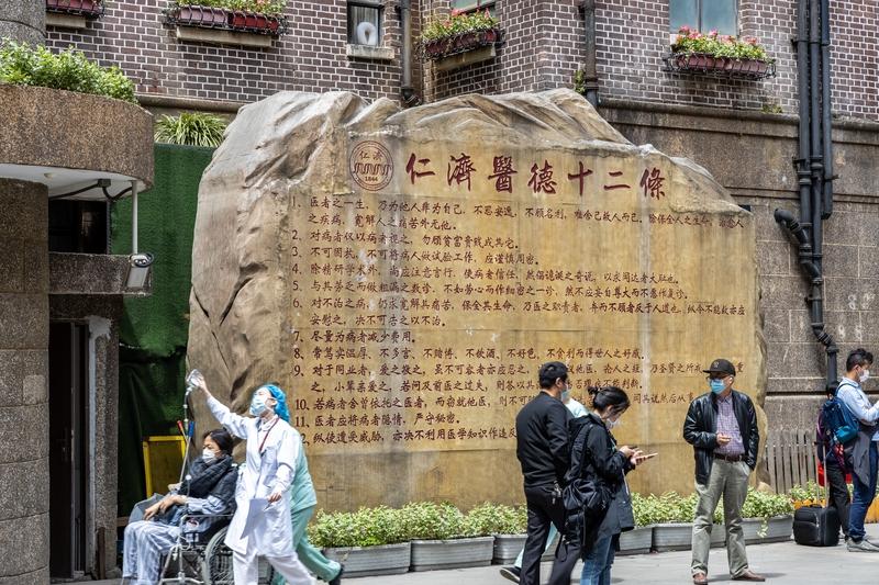 上当受骗的根本原因，其一为信息差导致的判断失误，其二是人性弱点被人拿捏。
信息差