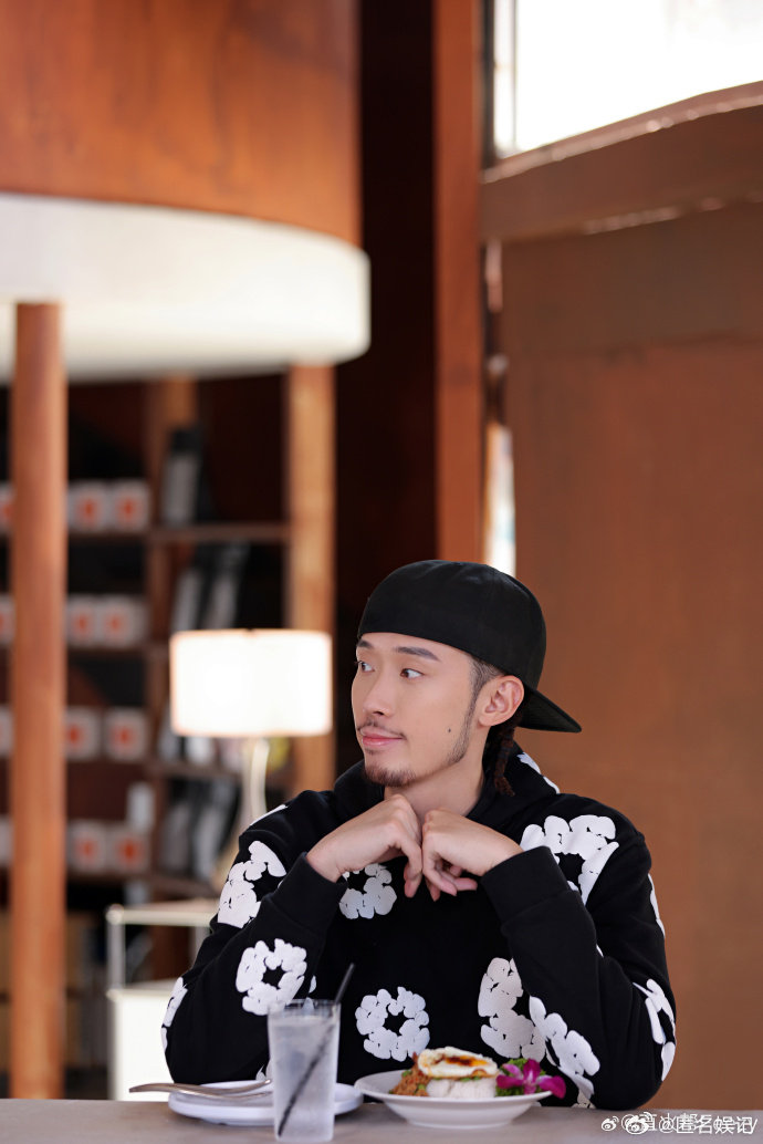 Fezzy被导演说歌词冷冰冰Feezy 被导演说歌词冷冰冰这事儿，反而看出他的真