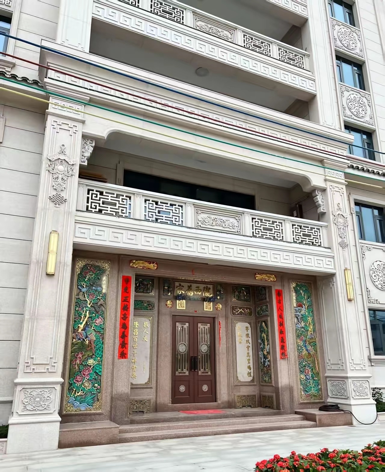 中午吃饭，筷子突然断了一小节，巽卦兑象。午休睡醒刷朋友圈，看到亲戚发了一个讣告，