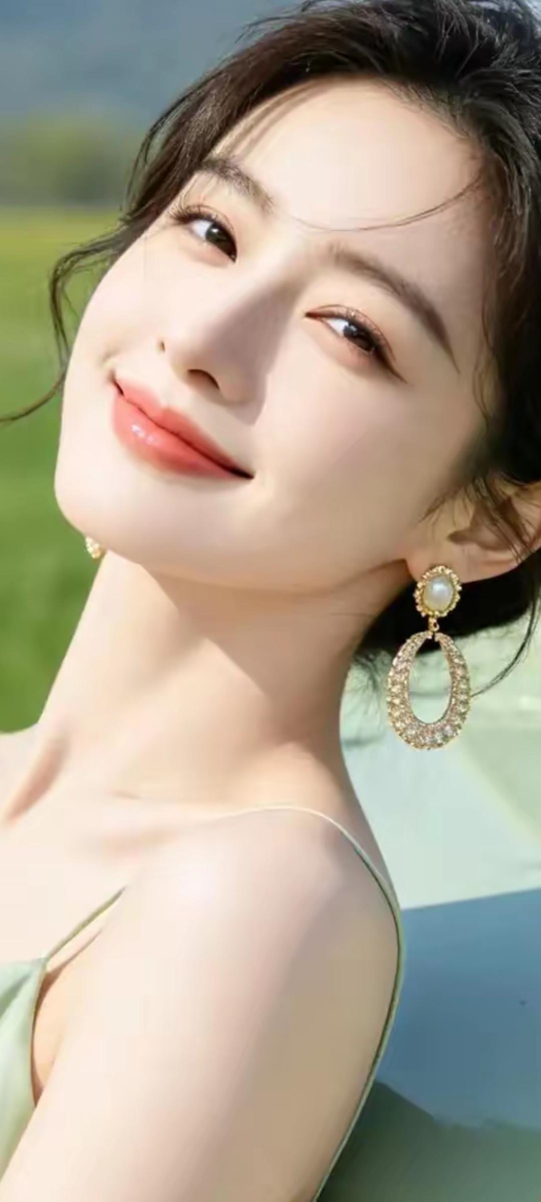 阳光明媚的午后，微笑的少女与闪耀的耳环相映成趣。