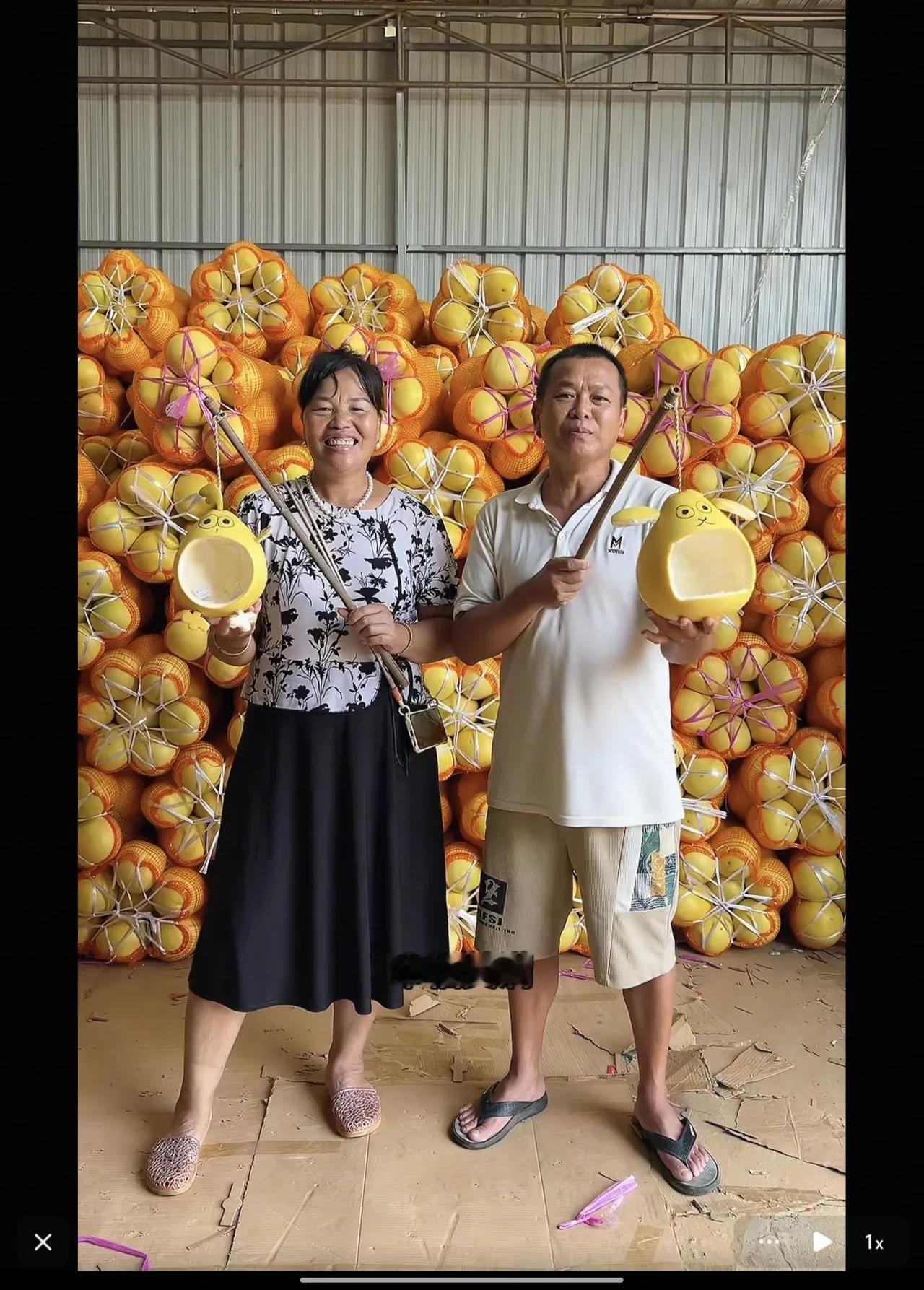 全红婵爸爸有钱了也不爱打扮自己，中秋跟妻子一起合体拍视频，全文茂的妻子很多珠宝首