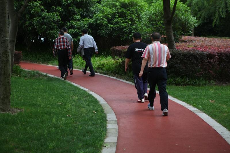 中老年人跑步的最佳时长是多少 中老年人跑步能带来哪些好处 中老年人跑步好处多多。