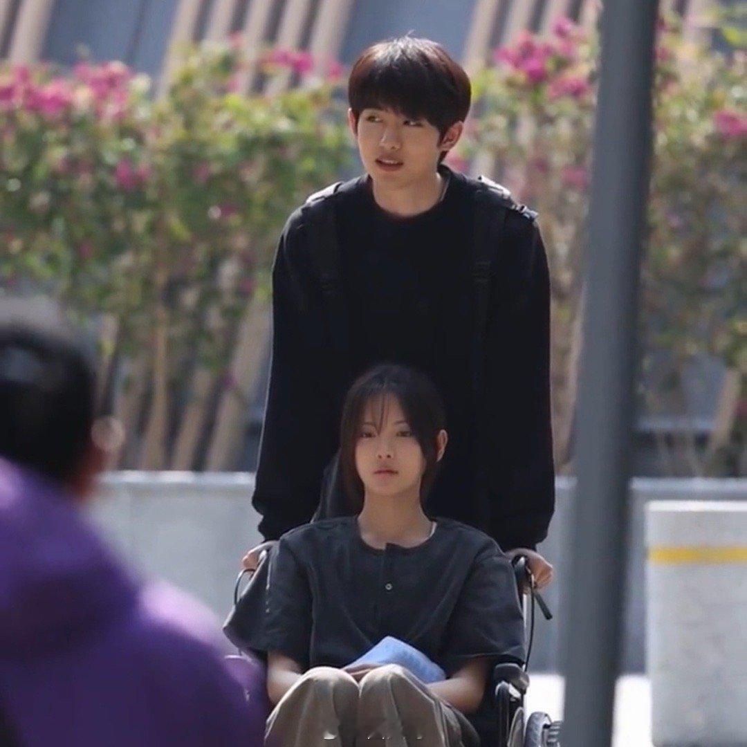 杨超越太阳雨坐轮椅路透看到董思成在《今天又是太阳雨》的片场逗笑杨超越，偶像剧的氛