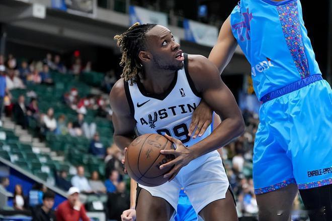 根据ESPN记者Andrew Lopez的消息，圣安东尼奥马刺的中内线球员查尔斯