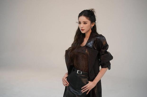 娜扎黑皮裙造型杀疯了！又美又飒，氛围感直接拉满
 
说起娜扎，当年凭《轩辕剑》小