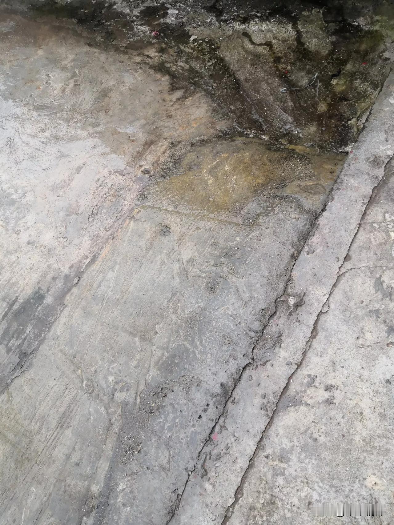 中江县冯店当地这个时候在下大雨，前天和昨天都说有大太阳的，但今天突然一下就来了雨