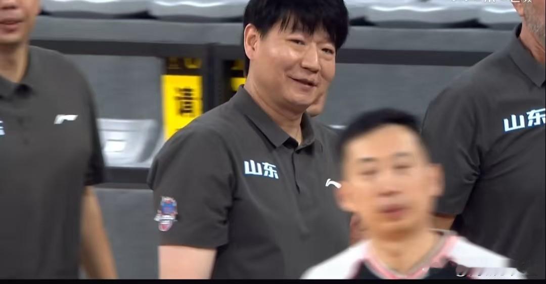 山东高速男篮季前赛74比68小胜广东男篮！拿到季前赛首胜！
今晚邱彪演练阵容，三
