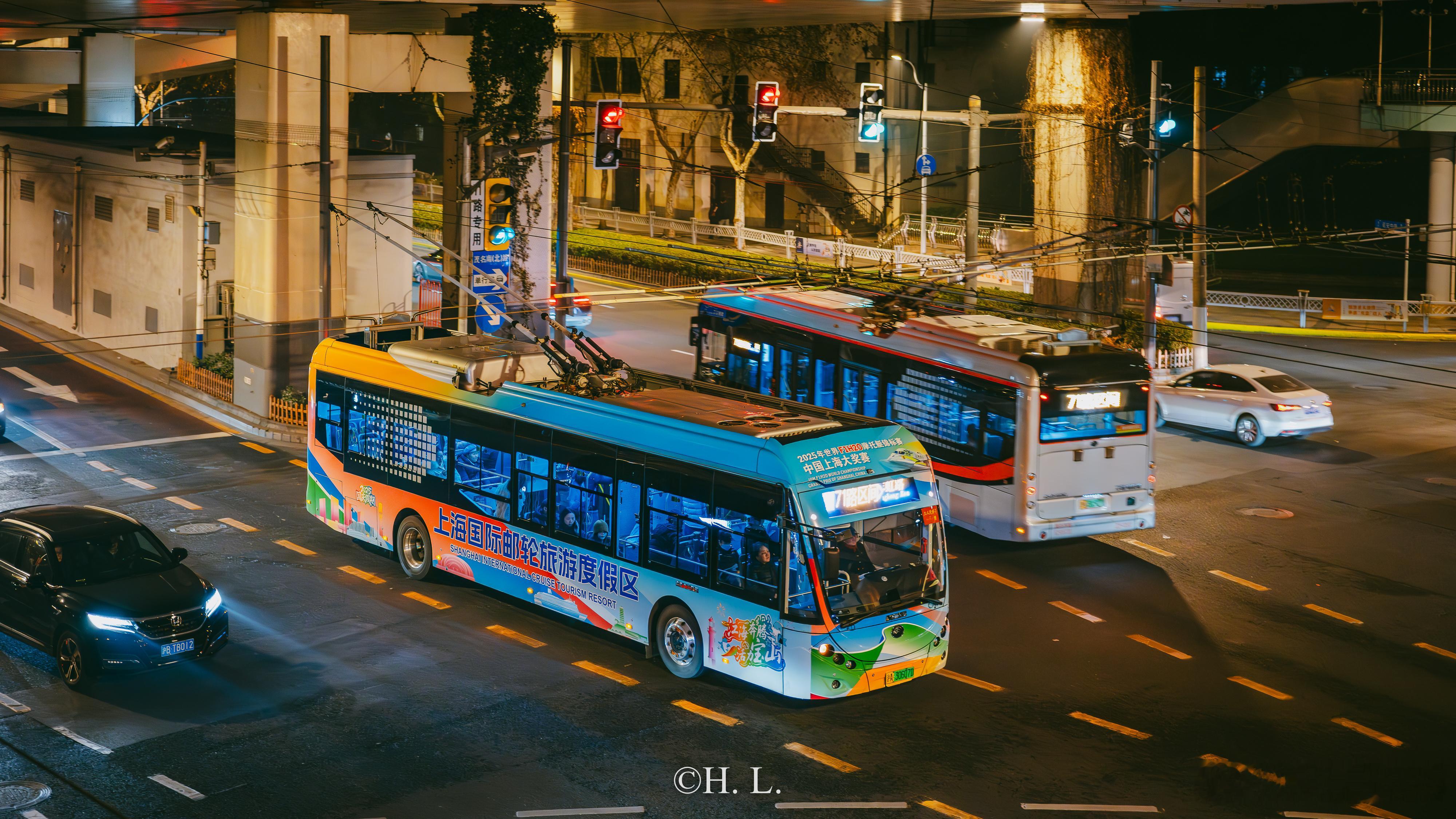 看71路电车的广告，真的能回到2025年。中运量无轨电车的广告个个长寿。 