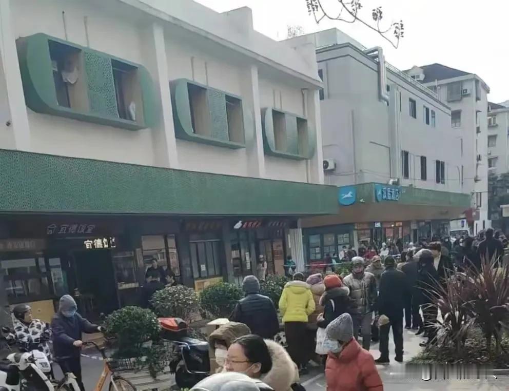 太可怕了，都是通奸惹得祸！上海一名饭店老板把自己的老婆杀了，还把饭店了厨师杀了，