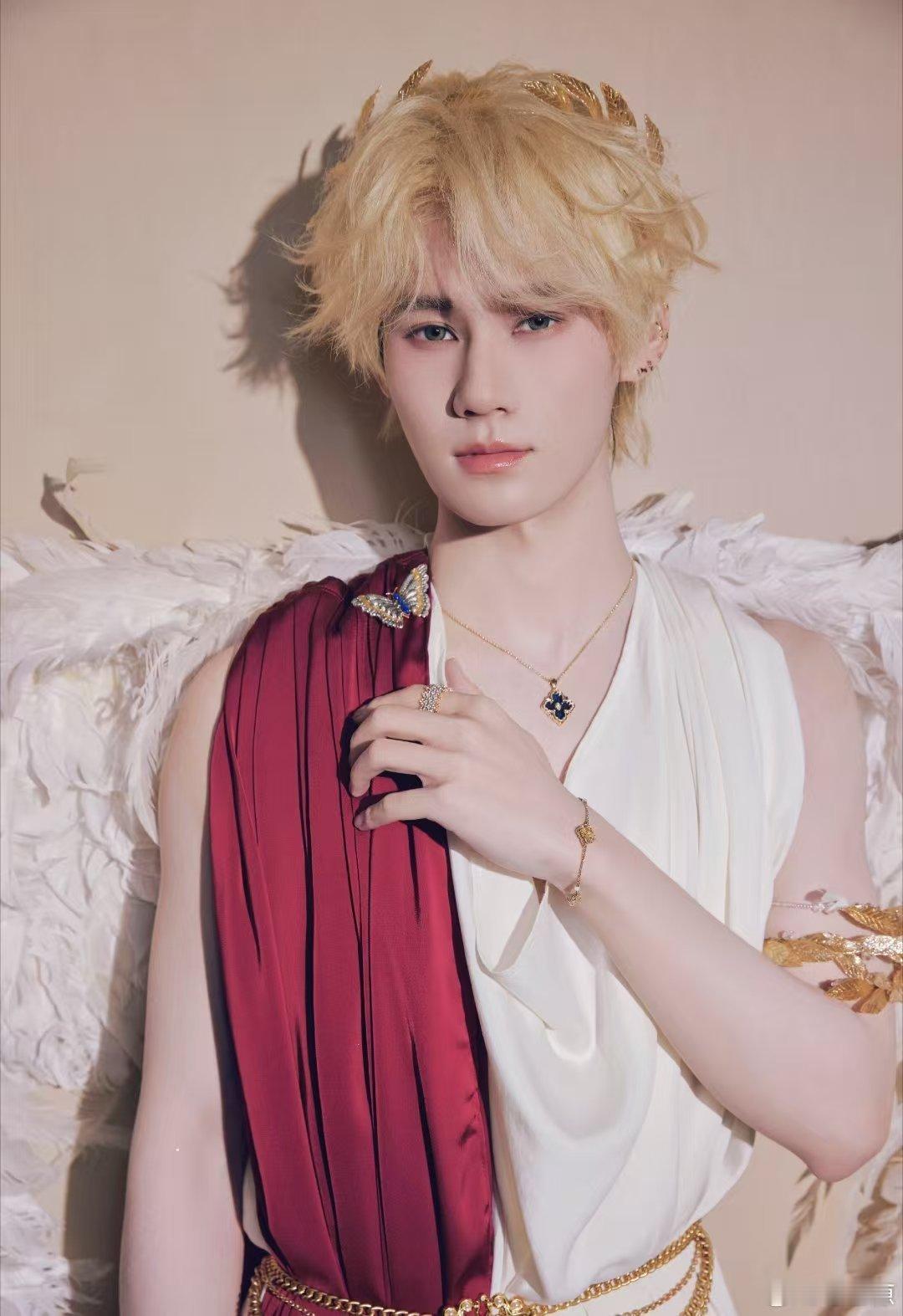 张真源问沙溢你想我了吗张真源的反差感也太绝了吧，撕名牌超厉害，连线环节却软萌害羞