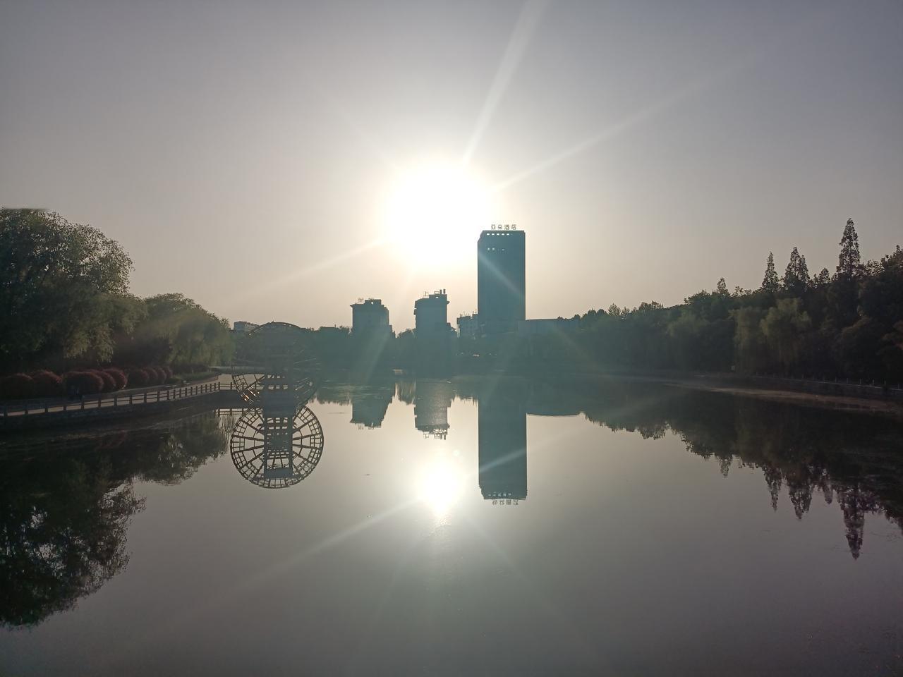 三月初七傍晚“双日”映京杭古运河，夕阳无限好！