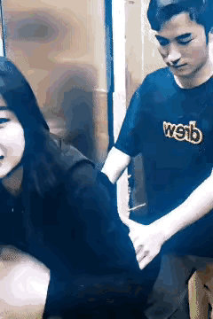 不得不说
你俩是真会玩
脸皮也不是一般的厚
公共场合
多少还是要注意点影响的[笑