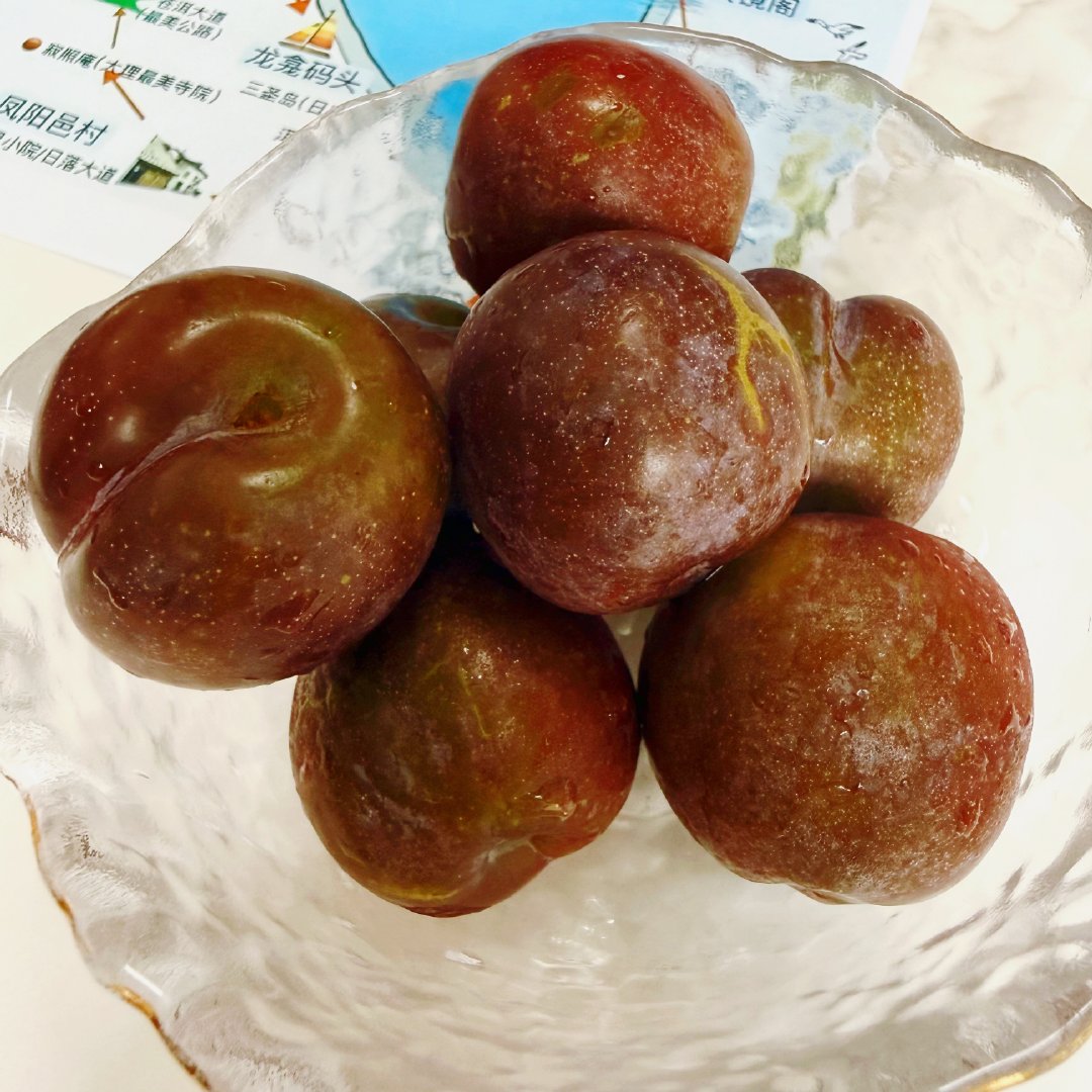 今年头回吃李子，嘎嘣脆，带点小酸，还挺好吃的～ 